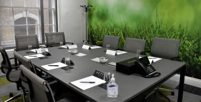 Arrangeable table with telephone in meeting room at Villiers