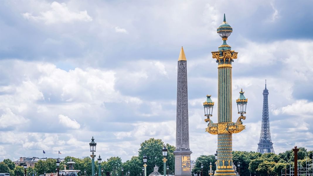 Vue extérieure de la Place de la Concorde et de la ville près des Hôtels Oceania