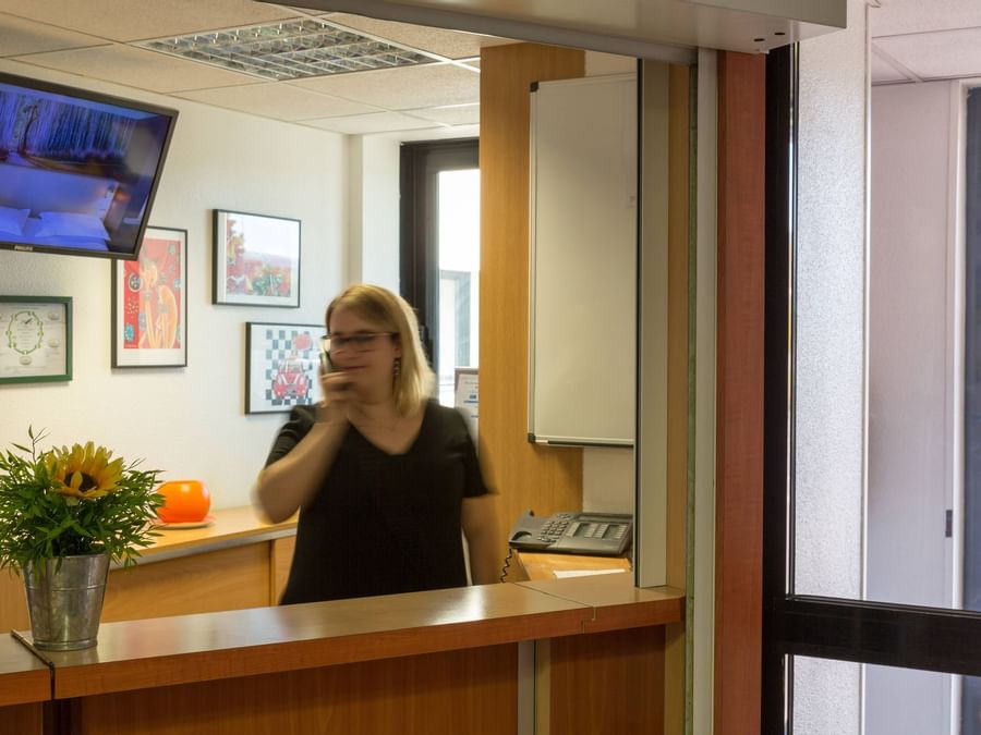 Receptionist at the reception in Hotel Clermont-Ferrand South