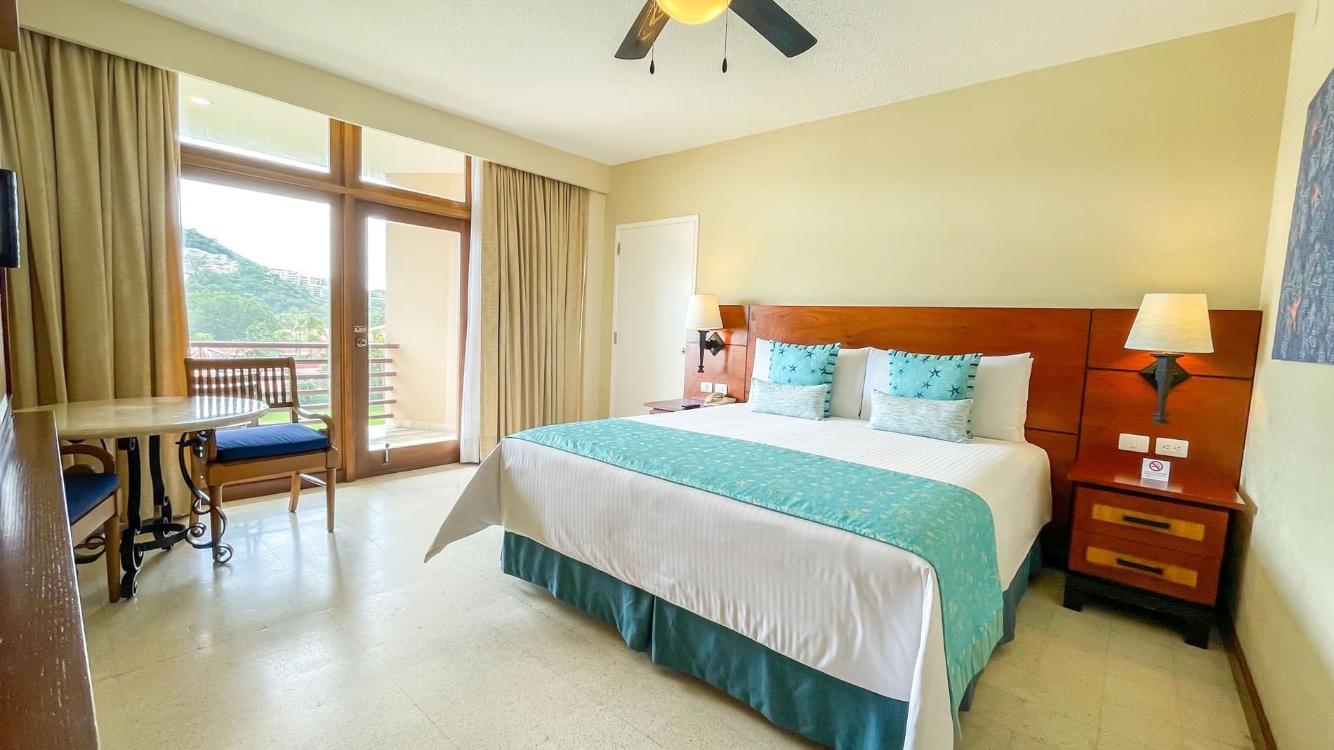 King-size bed in Superior King Ocean View at Mundo Imperial