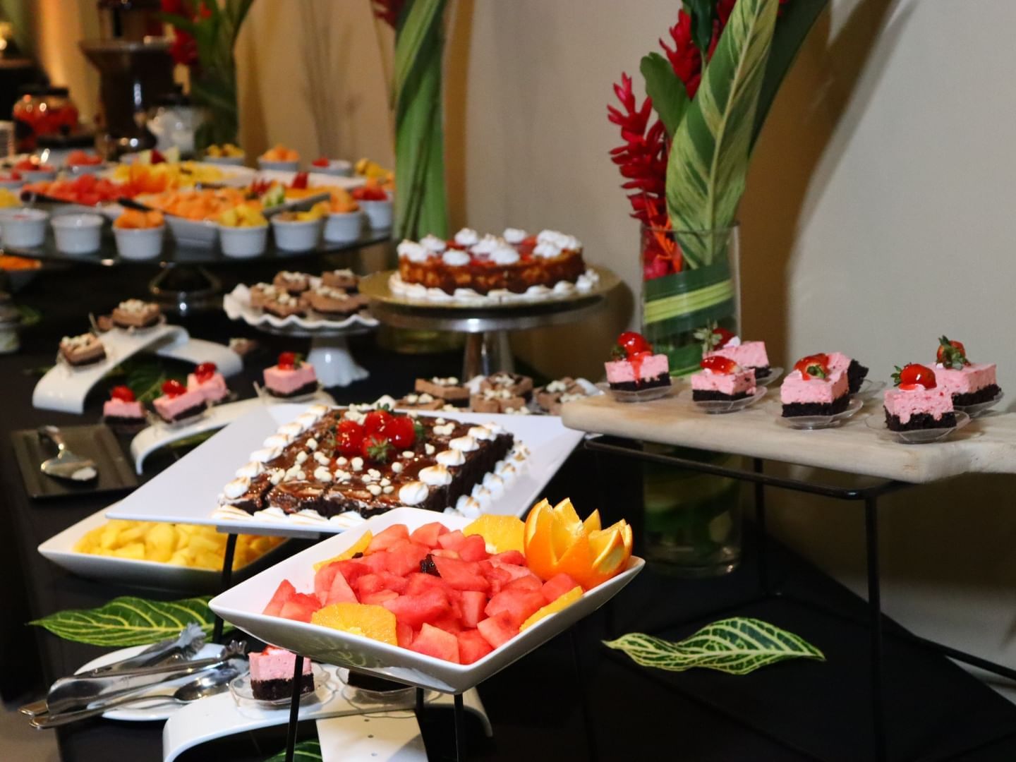 Un buffet especial preparado para los huéspedes del Summit Rainforest Hotel & Golf Resort en la Ciudad de Panamá