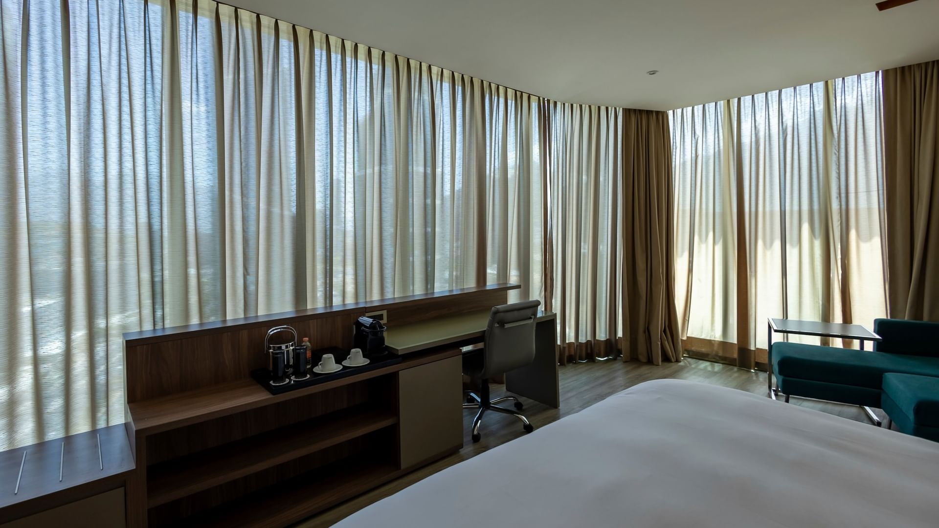 Junior Suite Vista Panorámica King con ventanales amplios y área de trabajo en Camino Real Fashion Drive Monterrey