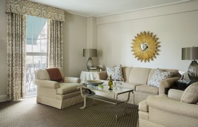 Sofa & a coffee table in a living area of a room at Eliot Hotel