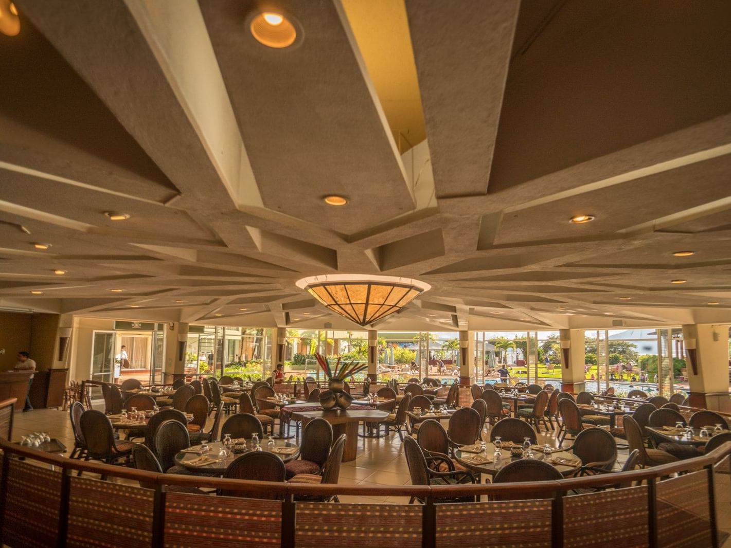 Dining tables arranged in Cakchiquel Restaurant at Porta Hotel del Lago