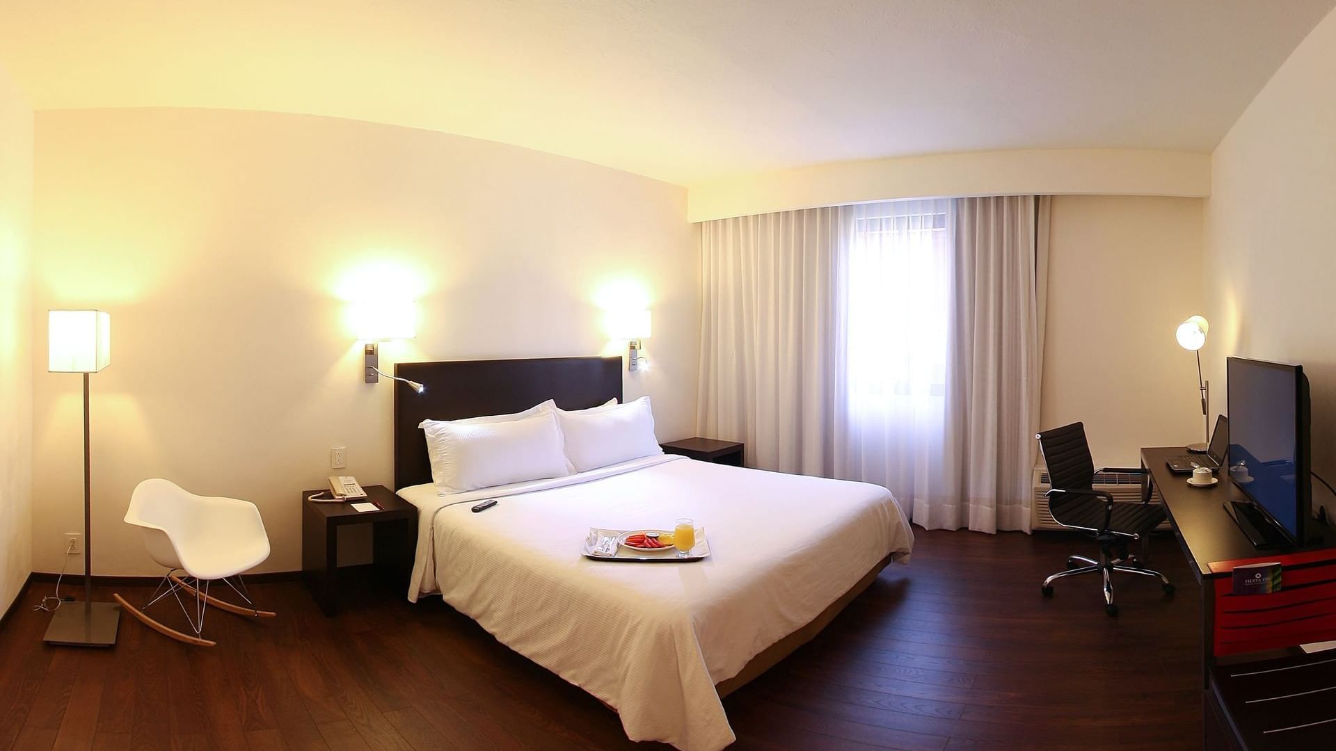 Junior Suite with a king-size bed at Fiesta Inn Xalapa