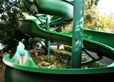 Tobogán de piscina al aire libre