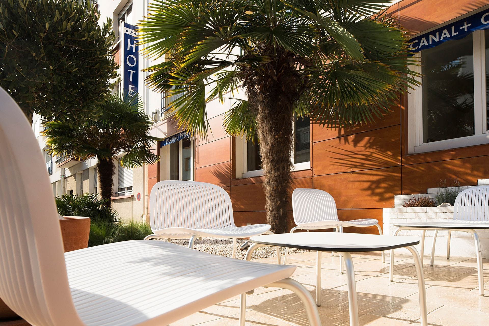 Espace salon extérieur à l'Escale Oceania Lorient