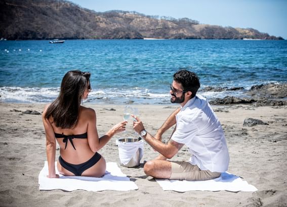 pareja en la arena de las mejores playas de guanacaste