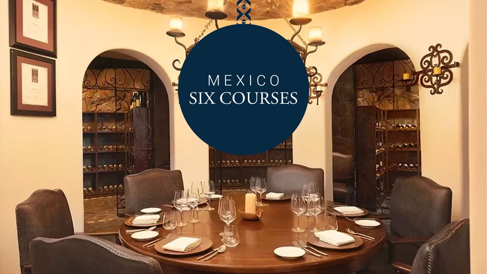 Comedor elegante con mesa y sillas listas para la experiencia gastronómica de México en Hacienda del Mar Los Cabos.