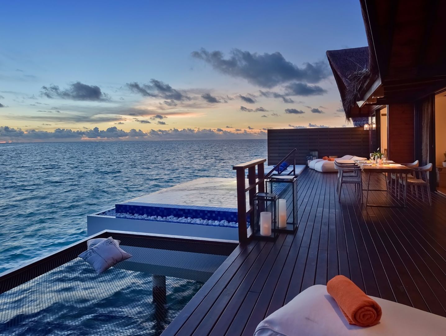 百乐酒店集团海上度假村的傍晚,度假村甲板上