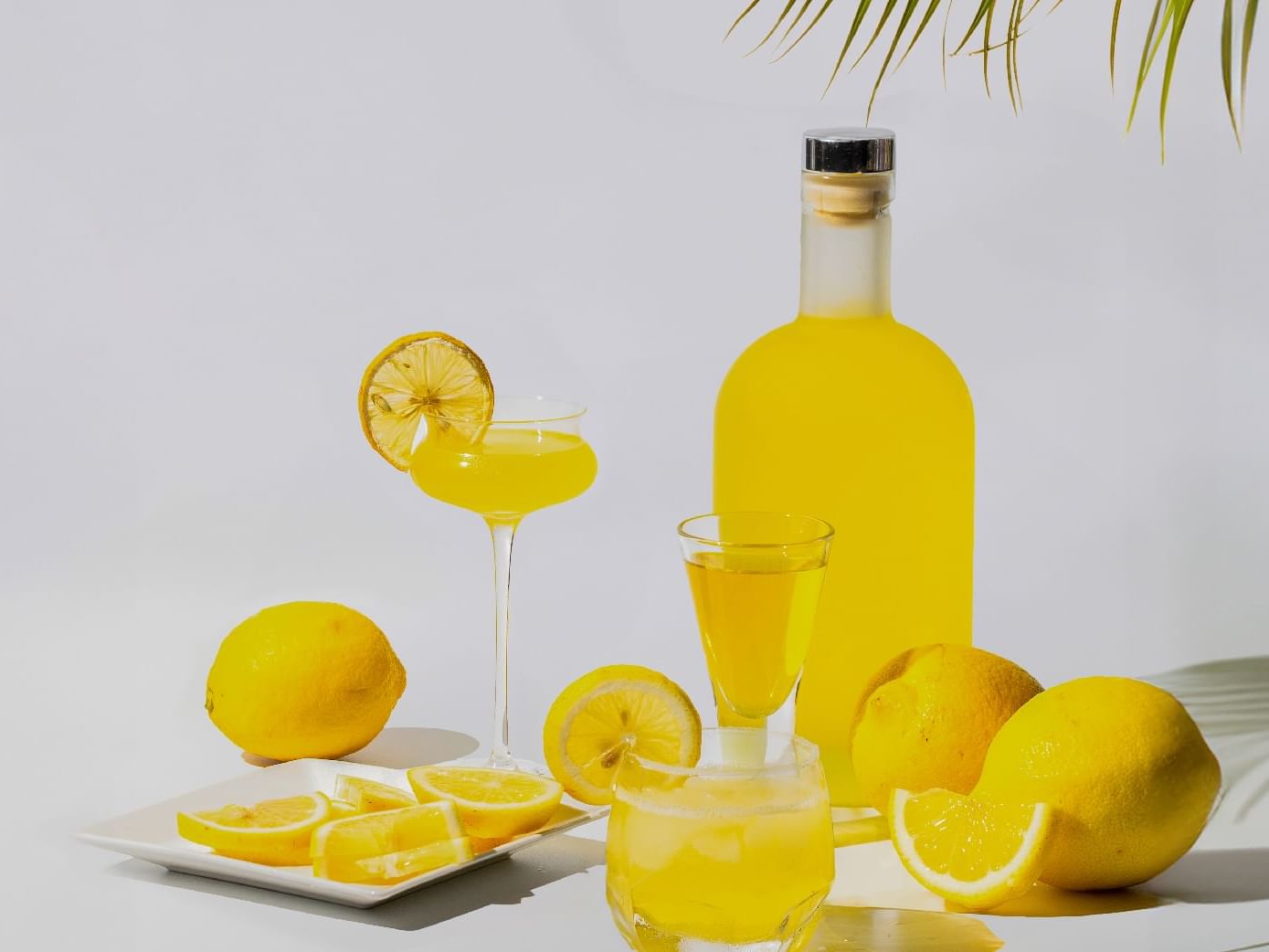  Refreshing lemonade served with fresh lemons on a plate.