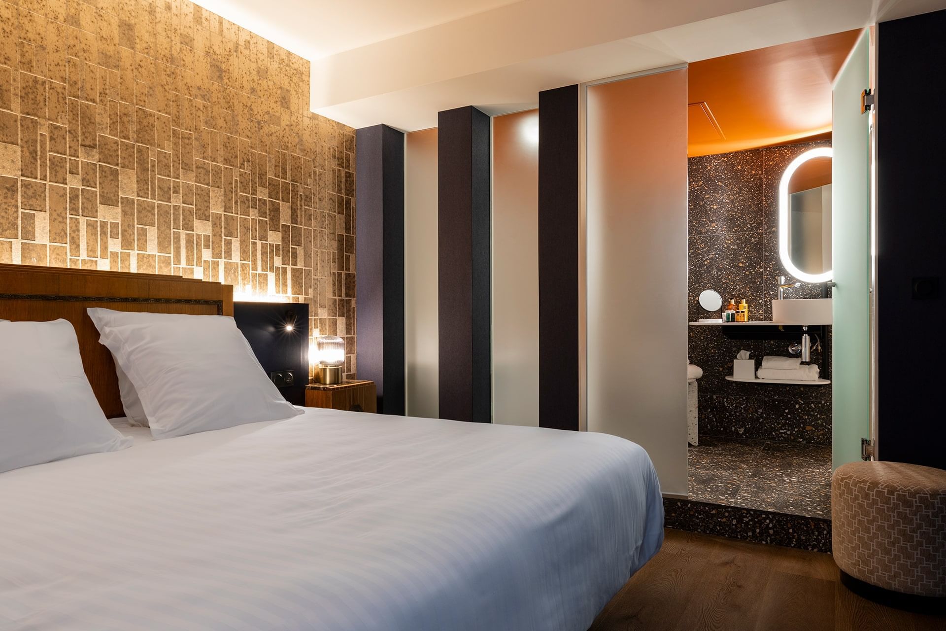 Lit avec décoration murale et lampes à l'Oceania Le Conti Brest