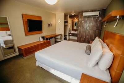 Double bed with TV in Executive room at Araiza Hotel Calafia