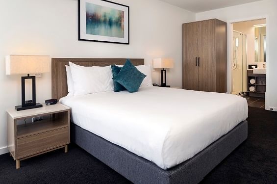 King bed & vanity area in Superior Room at Nesuto Stadium Hotel and Apartments
