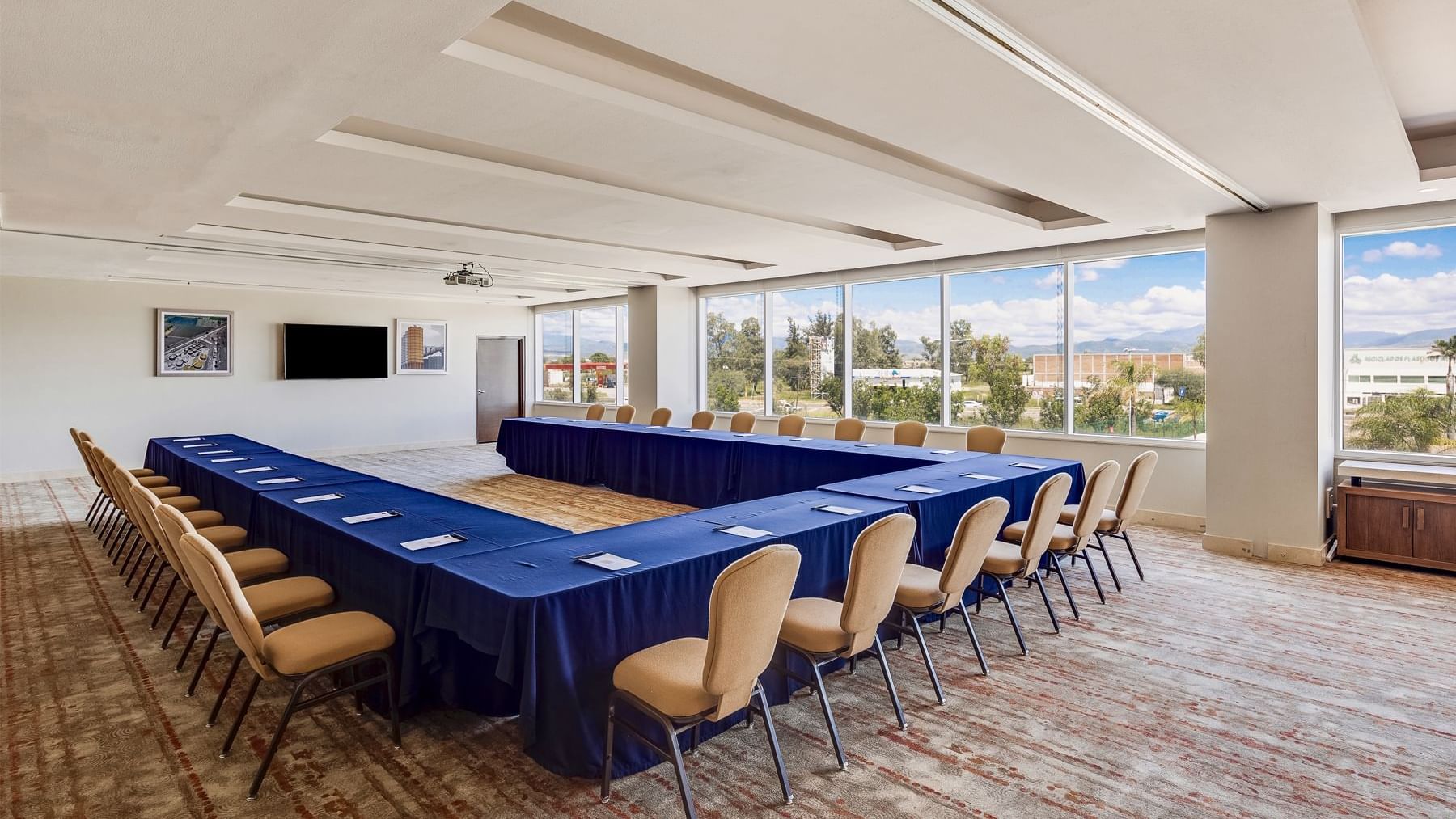 U-shaped table setup in Salon meeting Room at Fiesta Inn Suites Aeropuerto del Bajío Silao