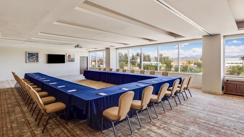 U-shaped table setup in Salon meeting Room at Fiesta Inn Suites Aeropuerto del Bajío Silao