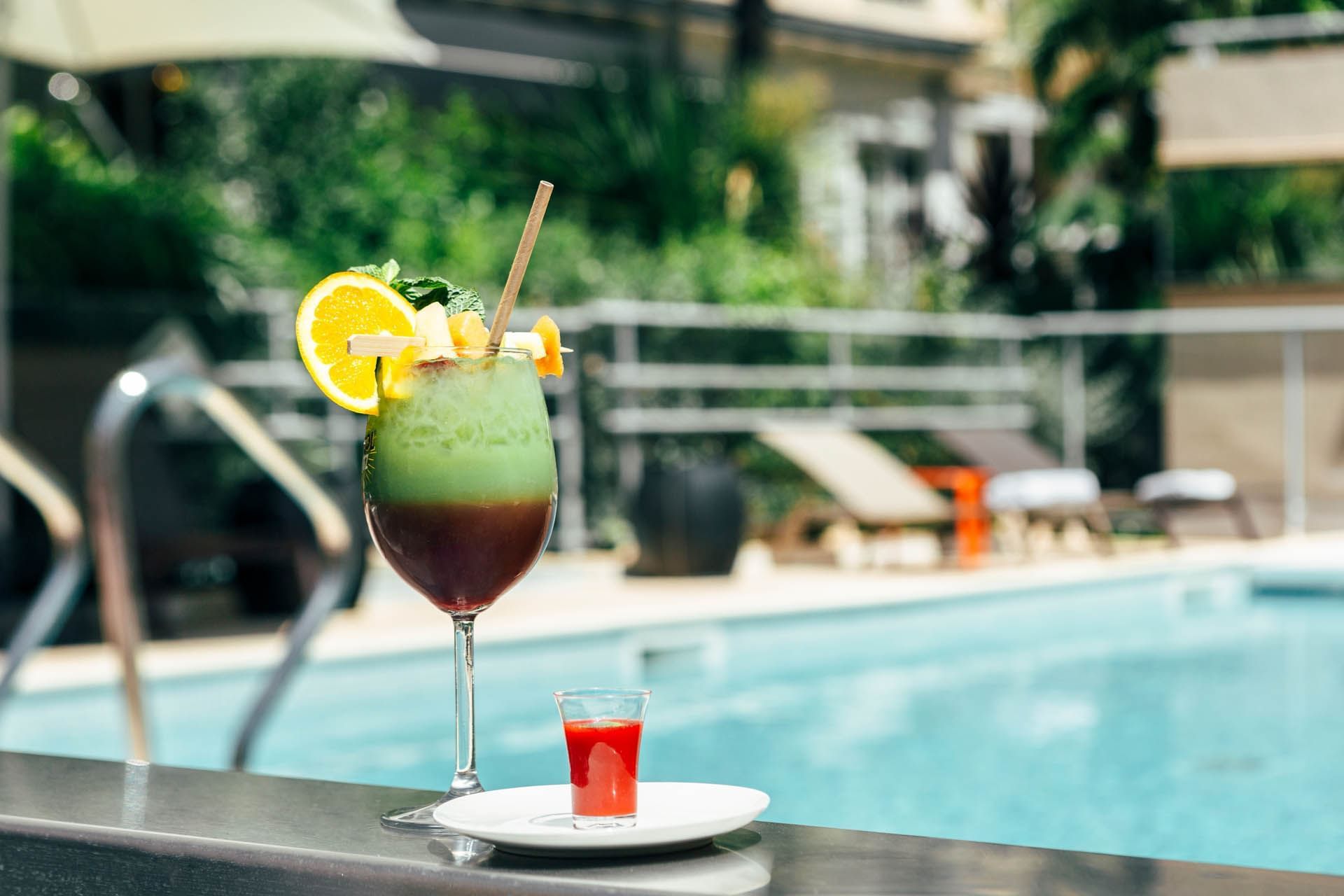Un verre de jus près de la piscine, Oceania Le Métropole Montpellier