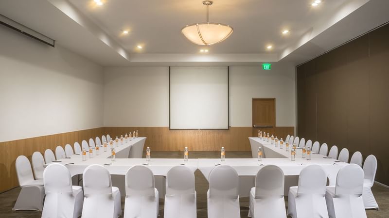 U shape table setup in meeting room at Fiesta Inn Querétaro