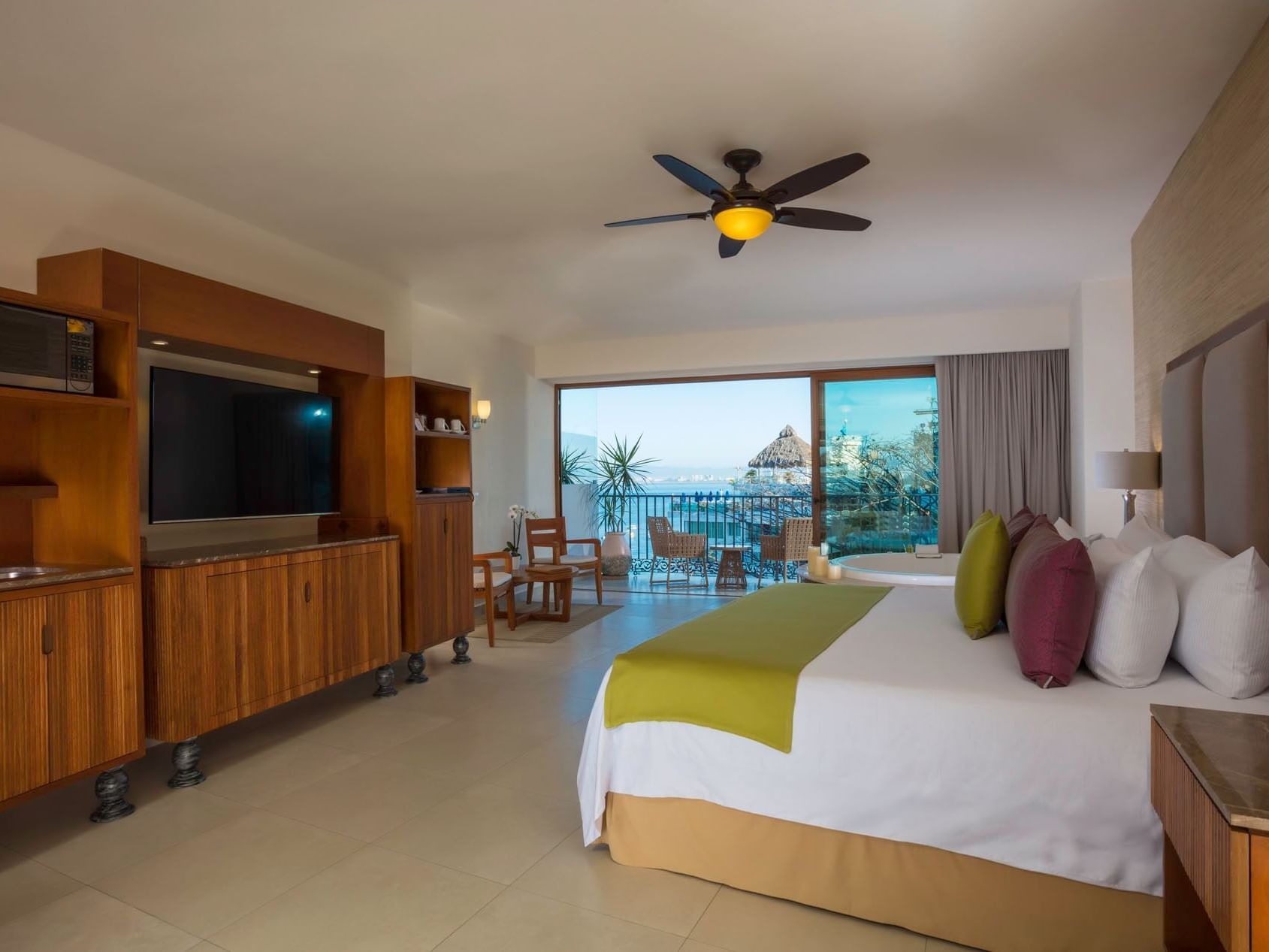 Spacious Romance Suite With Ocean View at Almar Beach Resort