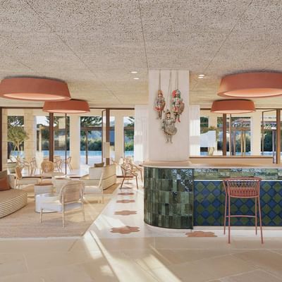 Moderne Bar mit rosa Stühlen, blau-grünen Mosaiken und hellem Dekor.