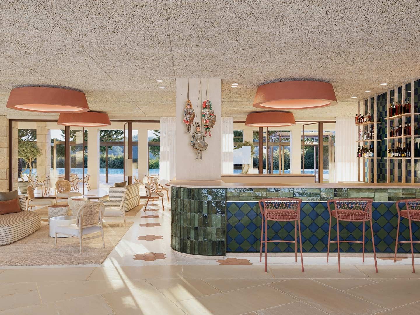 Moderne Bar mit rosa Stühlen, blau-grünen Mosaiken und hellem Dekor.