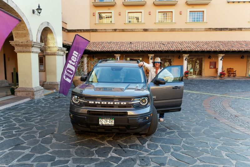 Un huésped saliendo de una camioneta de diez plazas en Hacienda del Mar Los Cabos.