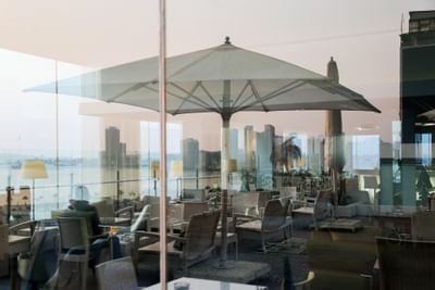 Rooftop terrace lounge with a city view in Baía Bar at Hotel Presidente Luanda