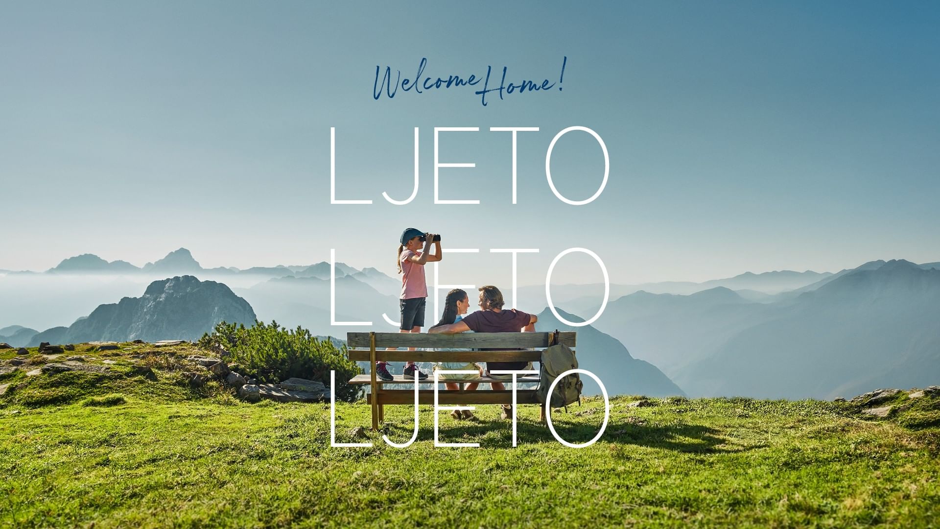 Obitelj na klupi u planinama s tekstom Dobro došli doma iz Falkensteiner Group