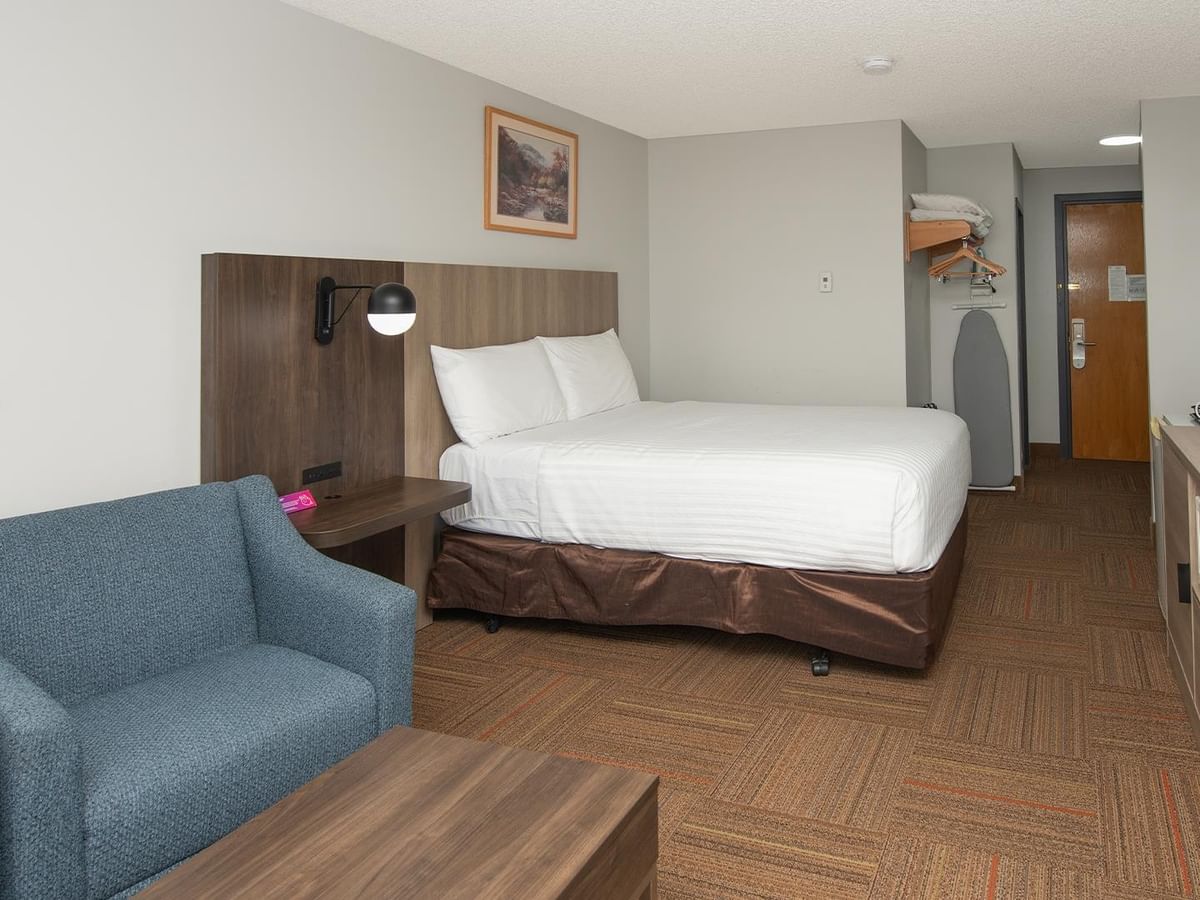 Coast Queen room with queen bed and wood-style flooring.