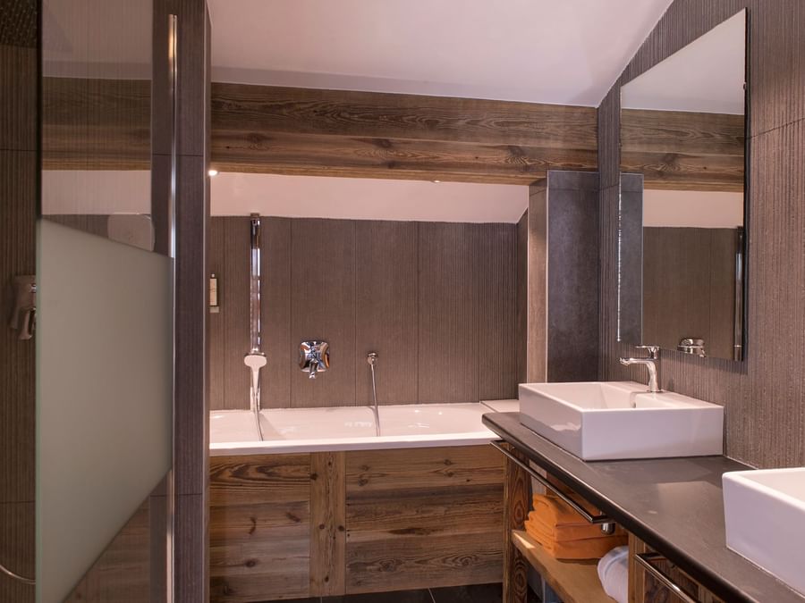 Double room with a sitting area at Chalet hotel la marmotte