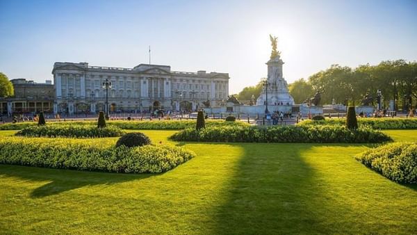 Golden statue of Victory standing by Buckingham Palace near The Capital Hotel, Apartments and Townhouse