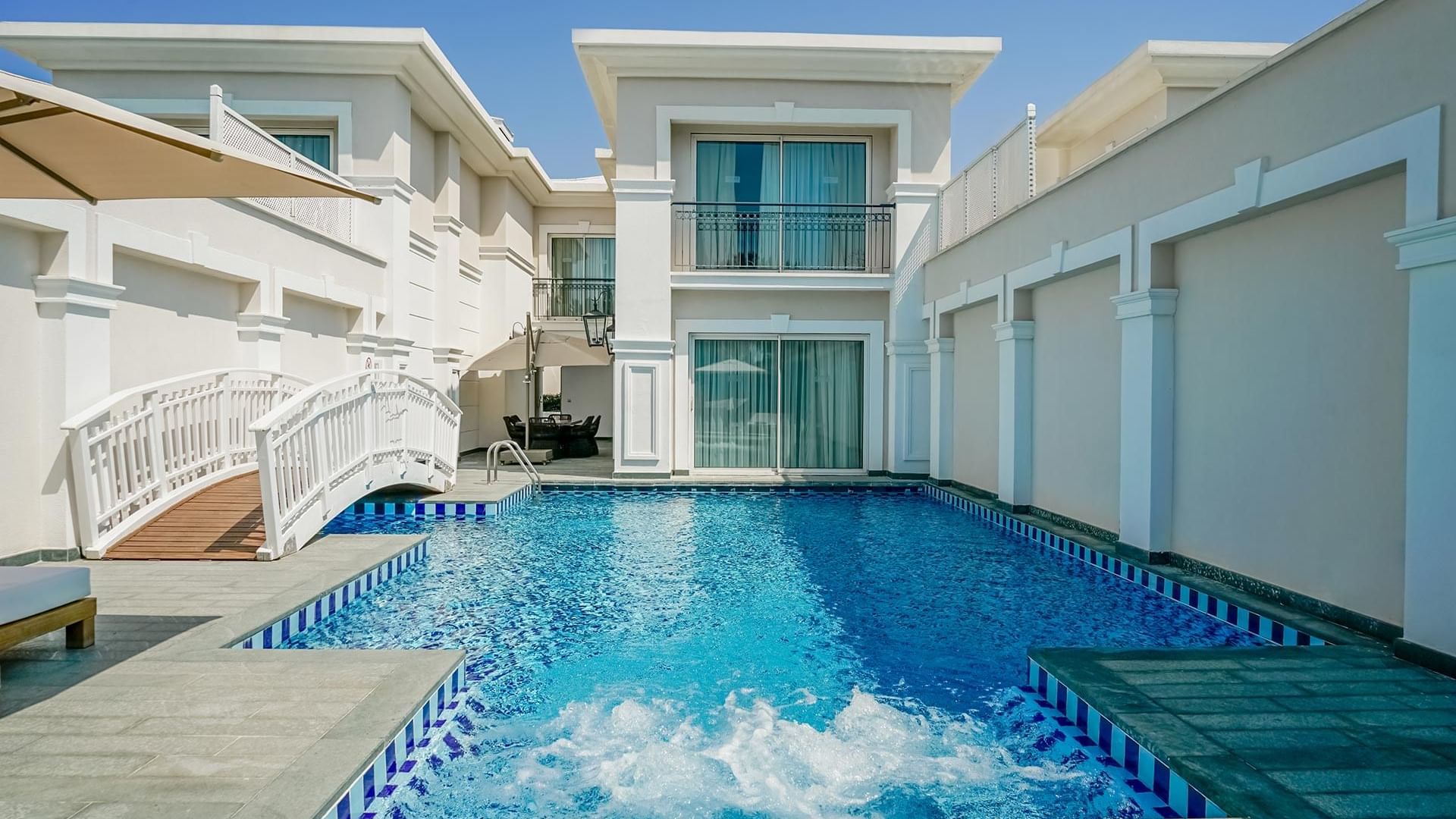 Вилла Design Pool в Titanic Deluxe Golf Belek — элегантный фасад и собственный открытый бассейн.