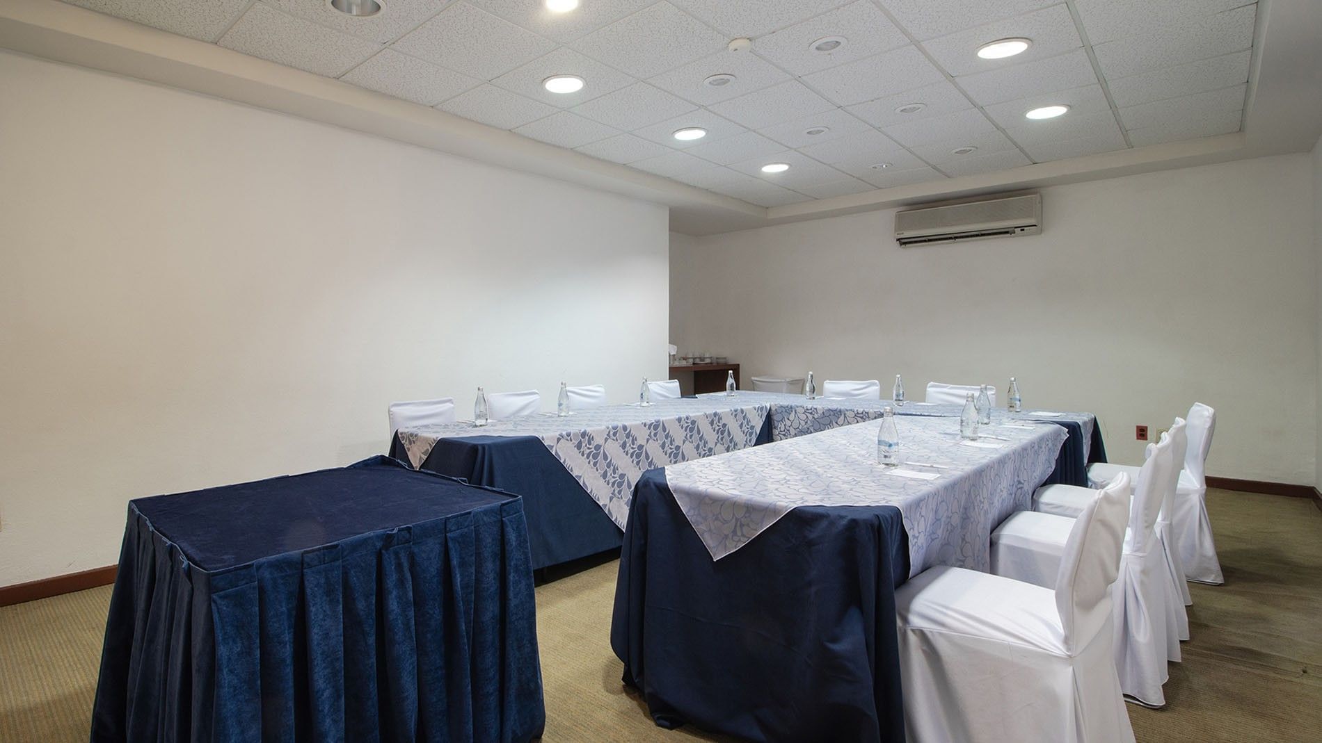 Sala de eventos Oaxaca en Camino Real Guadalajara, Zapopan, con mesas y sillas cubiertas.