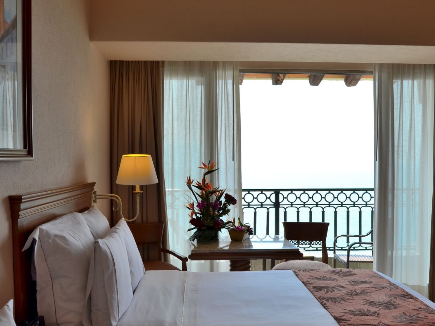 Double bed in Honeymoon suite with view at Fiesta Americana