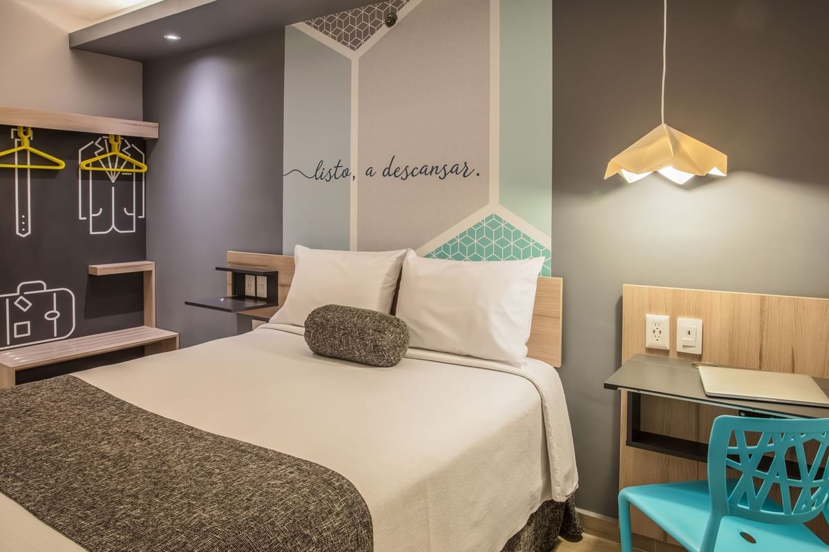 Cama King con espacio de trabajo en Superior Queen en One Tijuana Otay cerca de One Hotels