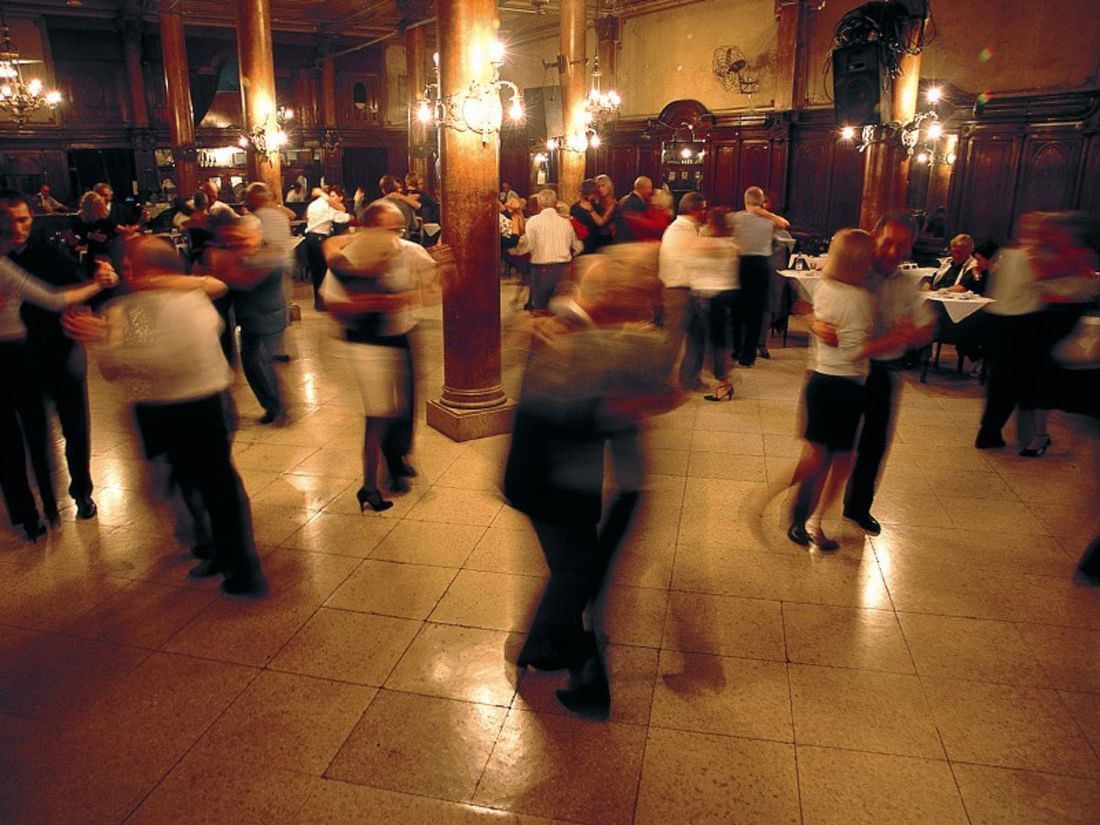 Gente bailando en espectáculos de tango en Buenos Aires