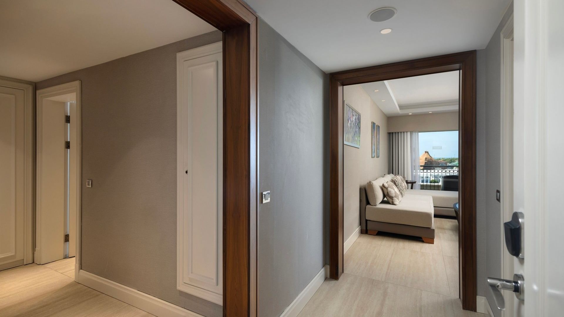 Açık kapıdan yatak odası ve balkon manzarası görünen Major Suite koridoru,  Titanic Deluxe Golf Belek'te