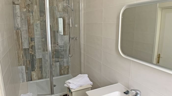 Bathroom interior in bedrooms at Hotel Roca-Fortis