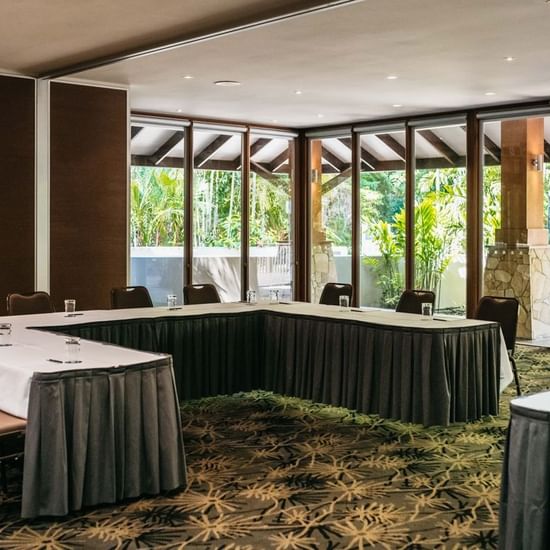 Arrange u-shaped table at Pullman Palm Cove Sea Temple Resort