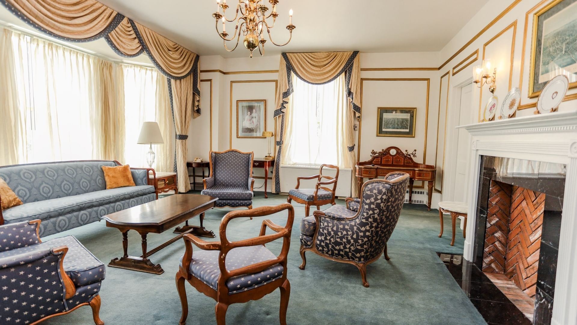 {item.first_photo.alt}