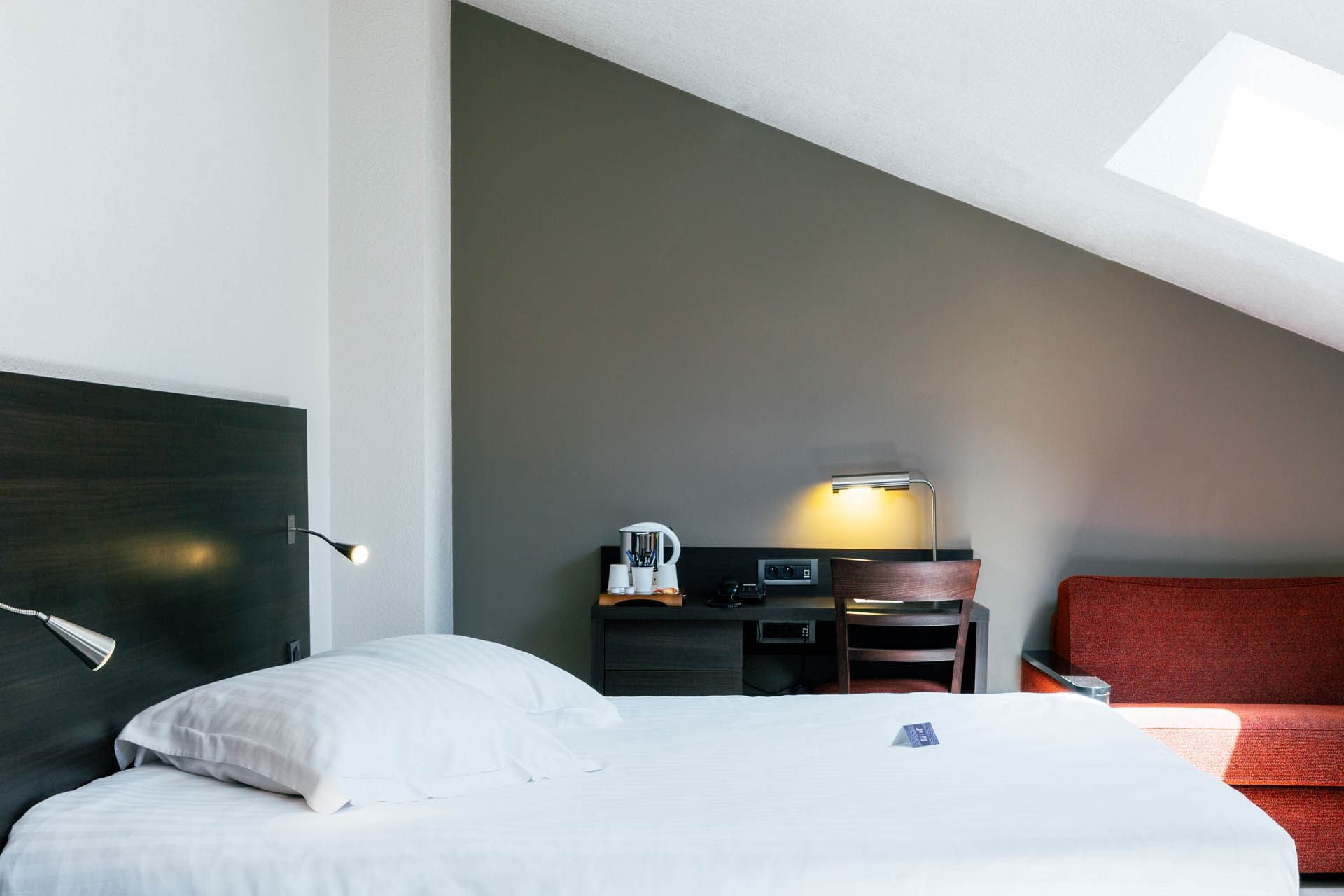 Bureau et lit king dans la Suite Junior 3 à Escale Oceania Marseille