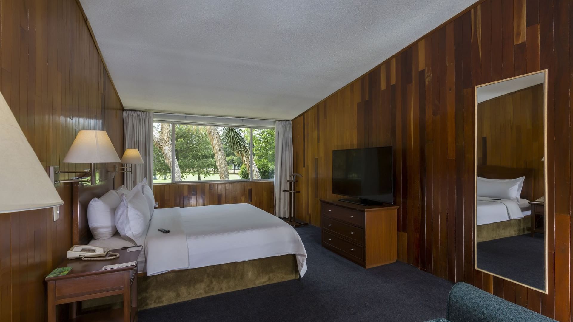 TV facing the king bed in Junior Suite King at Gamma Pachuca