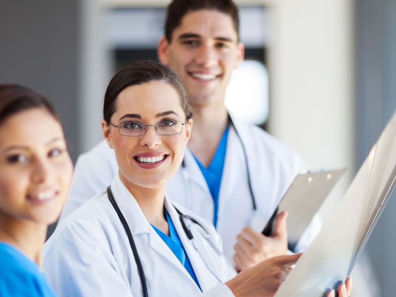 Retrato de dos médicos y una enfermera posando en Gamma Hotels