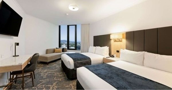 Twin room at Hotel Grand Chancellor Brisbane