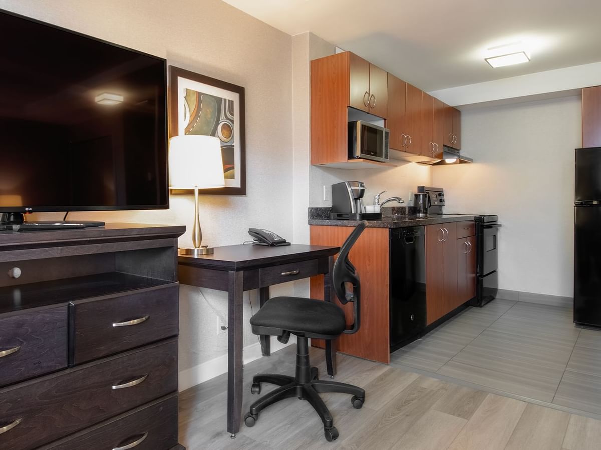 Hotel studio equipped with TV, work desk, chair, fridge, microwave, dishwasher and coffee machine