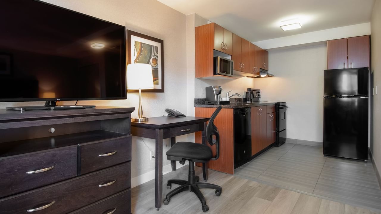 Hotel studio equipped with TV, work desk, chair, fridge, microwave, dishwasher and coffee machine