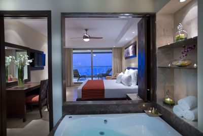 Cama King y Jacuzzi en la habitación