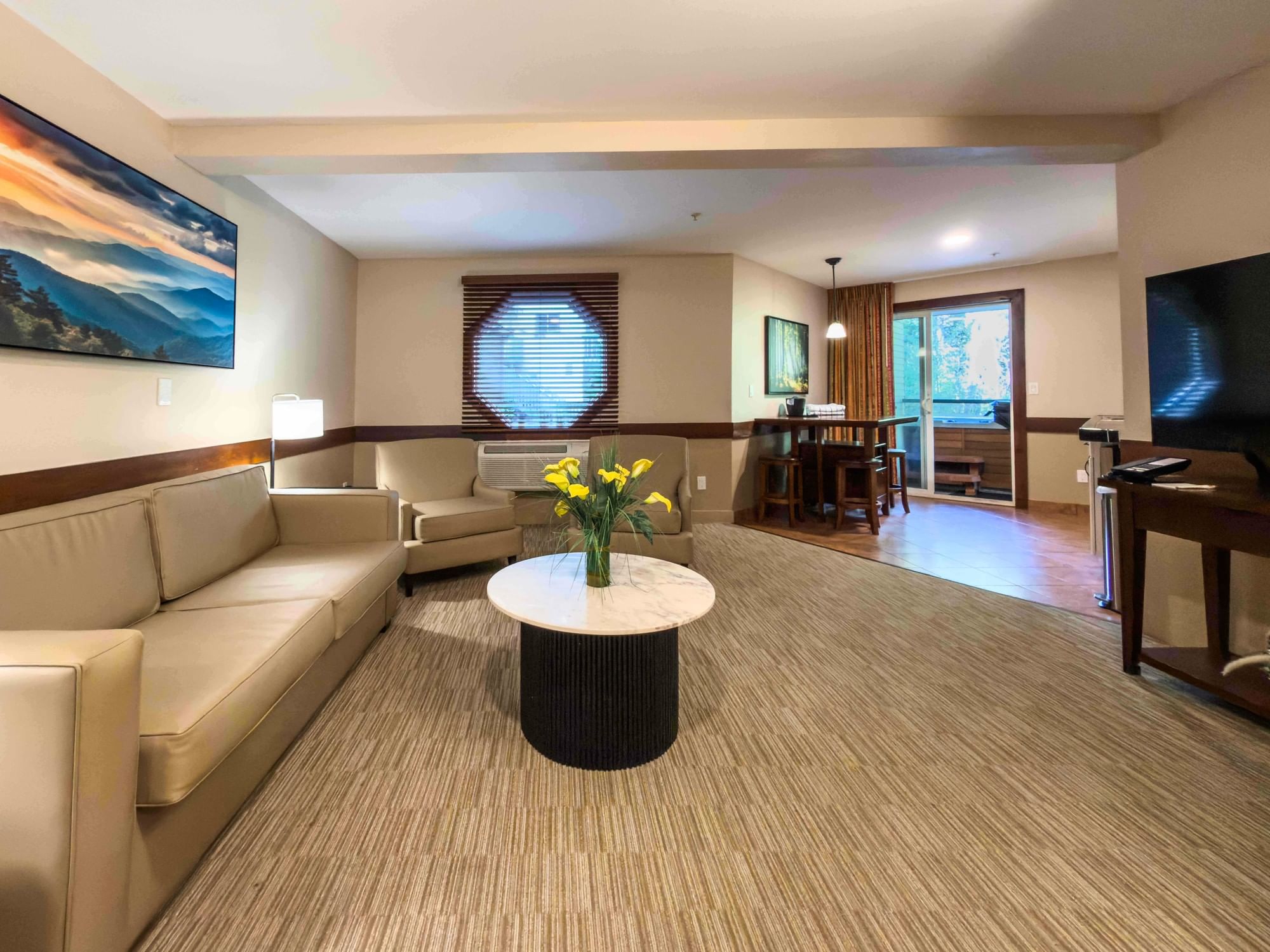 1-bedroom king suite hot tub