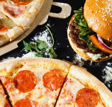 Night Snack, Titanic Deluxe Lara’da özenle hazırlanmış pizza ve hamburger sunumlarıyla lezzetli alan.