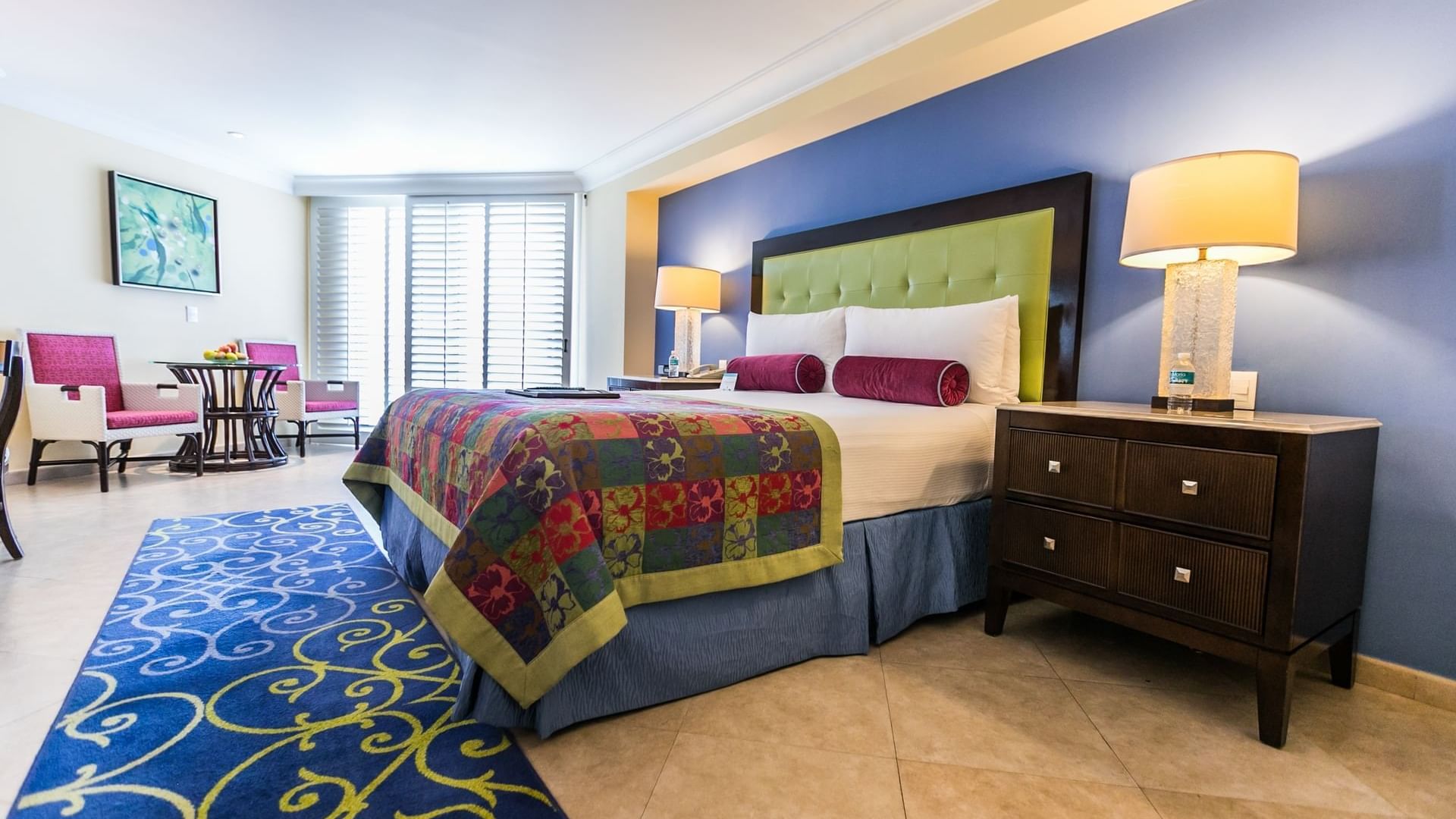Bed, lamp & lounger in Perla King at Mundo Imperial